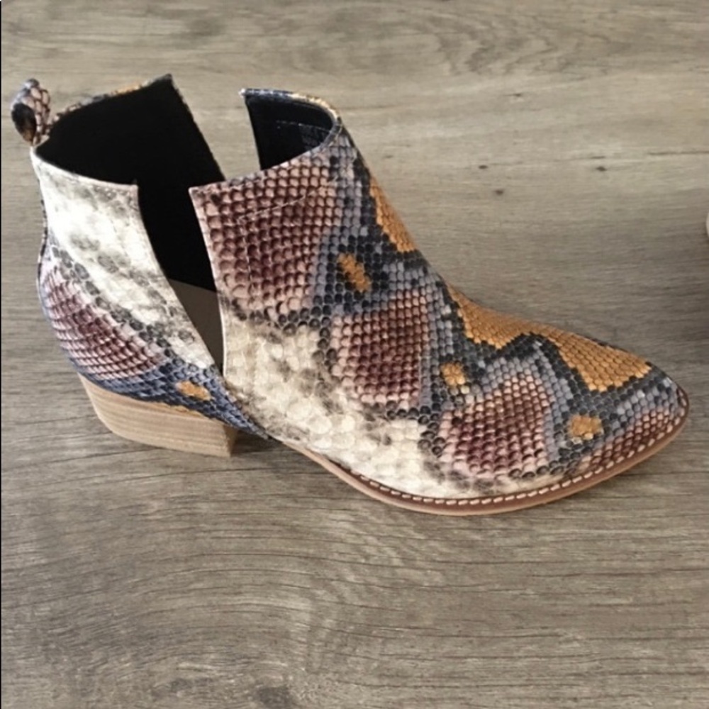 Gorgeous Snakeskin Booties